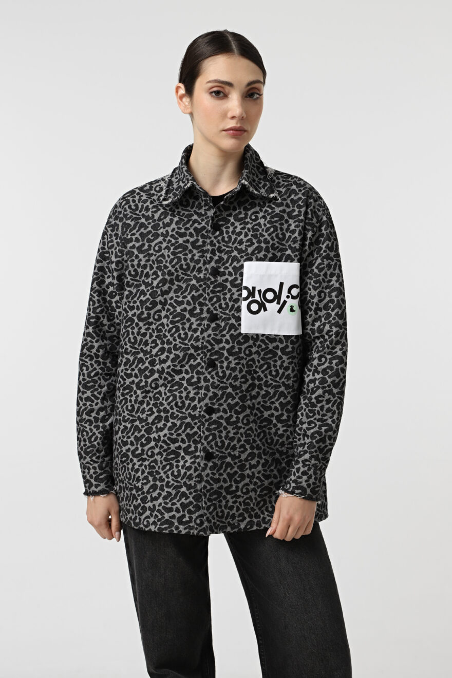 Жіноча джинсова сорочка з леопардовим принтом